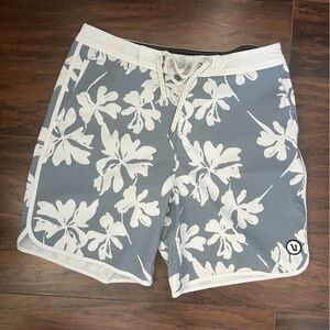 Vuori Cruise Men’s Board Shorts Size 32